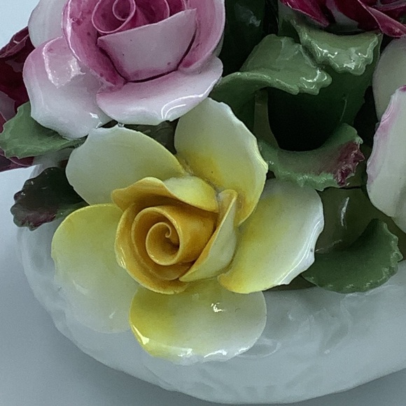 Aynsley England Hand Modeled and Painted Fine Bone China Flower Bouquet - Picture 4 of 15